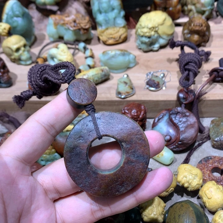 未镶嵌岫岩河磨玉（透闪石质玉）挂件