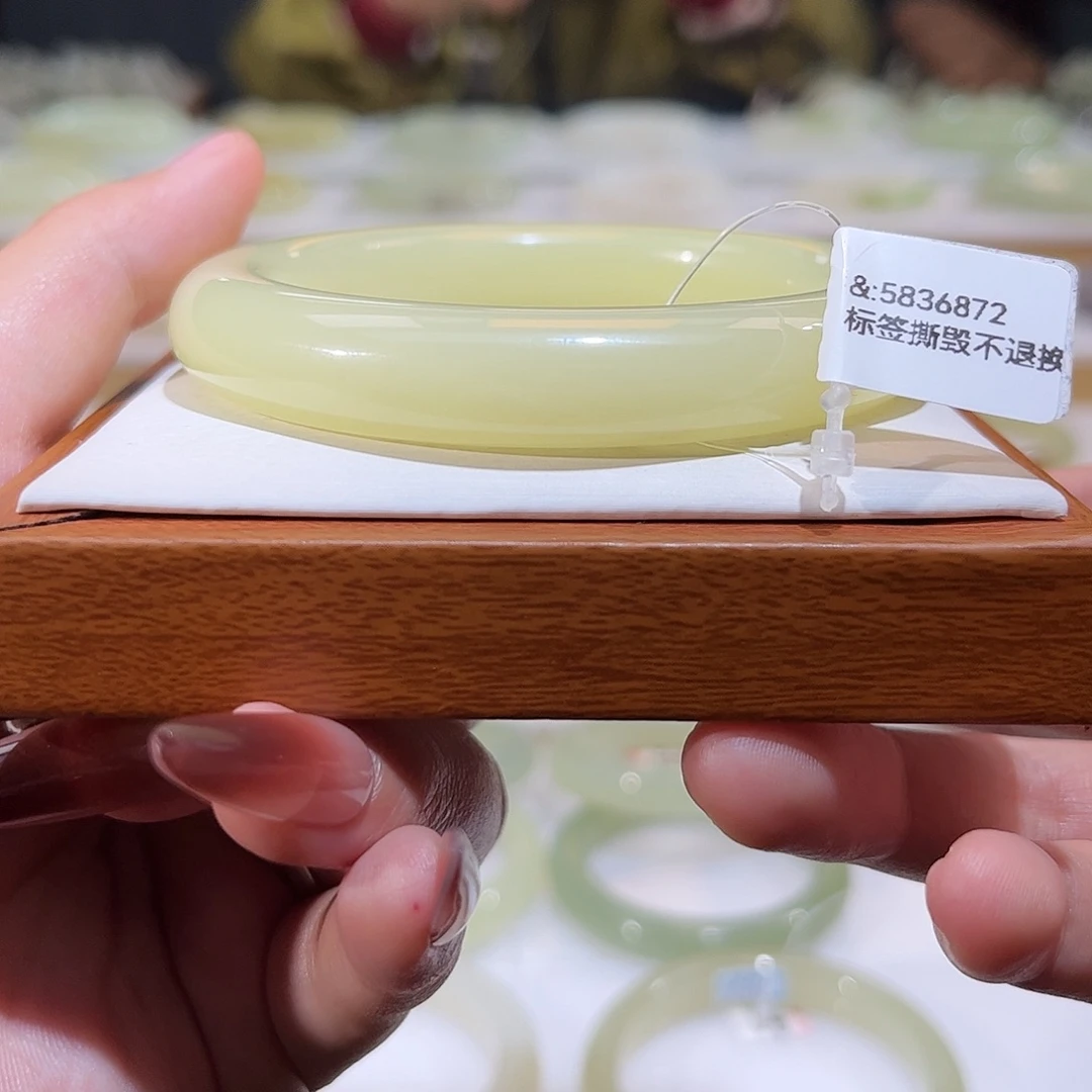 和田玉未镶嵌手镯黄口