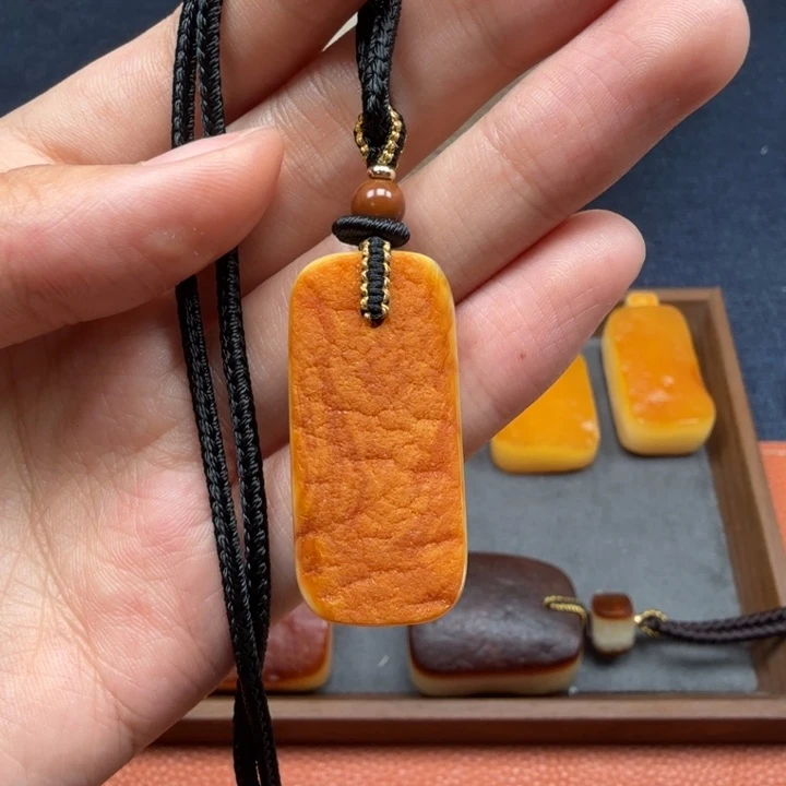 蜜蜡未镶嵌吊坠(赠链)