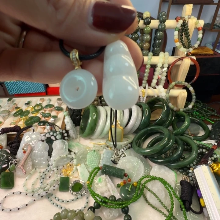 翡翠未镶嵌颈饰两件