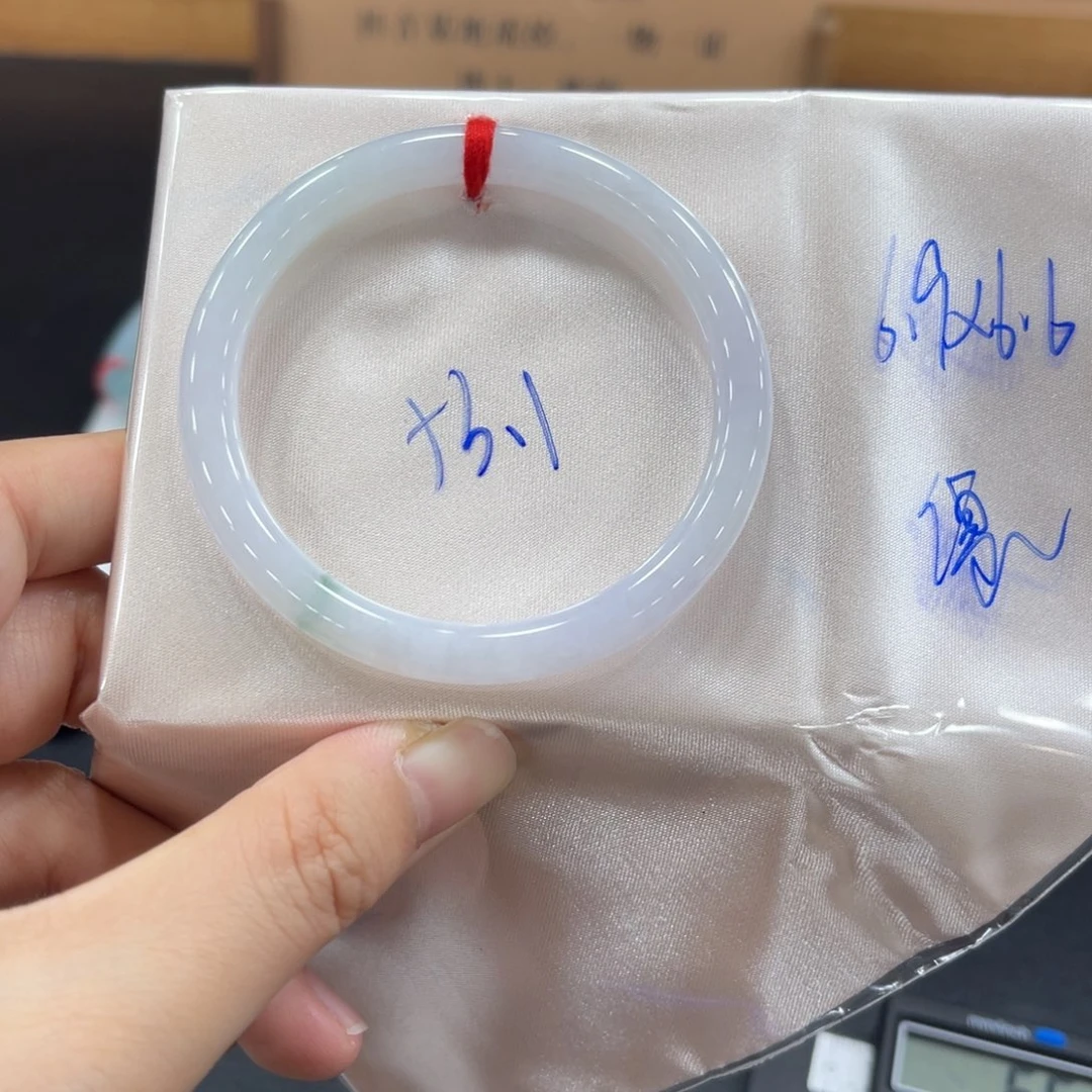 翡翠手镯未镶嵌翡翠