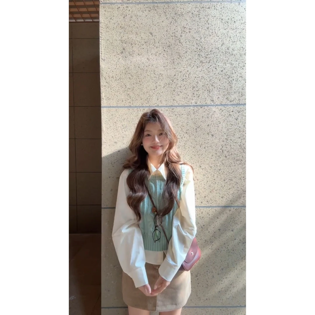 MARIE.COCO甜美小清新针织绿色显白马甲长袖衬衫搭配半身裙三件套