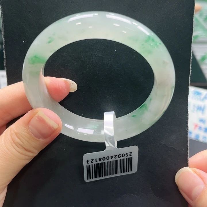 石英质玉（非洲翠）未镶嵌手镯