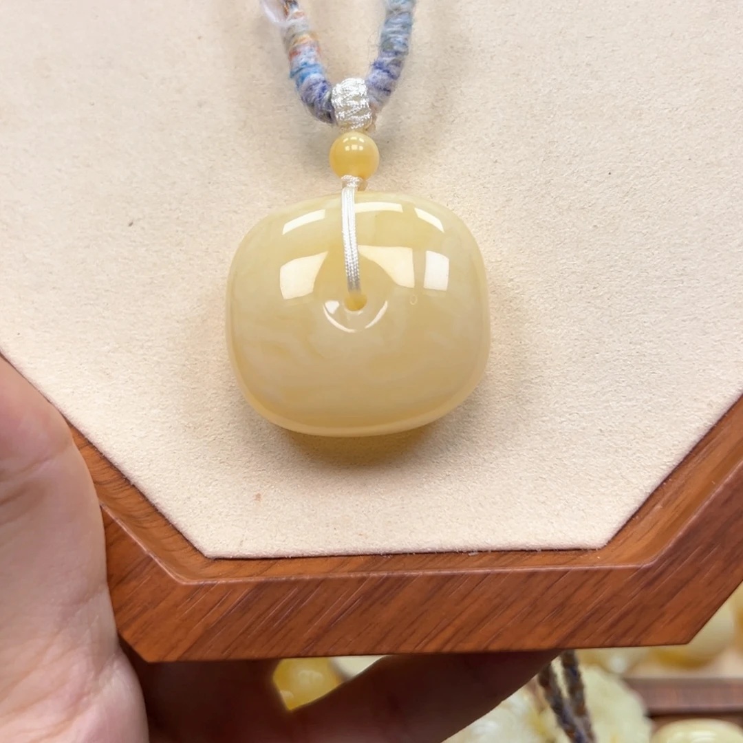 琥珀未镶嵌颈饰我