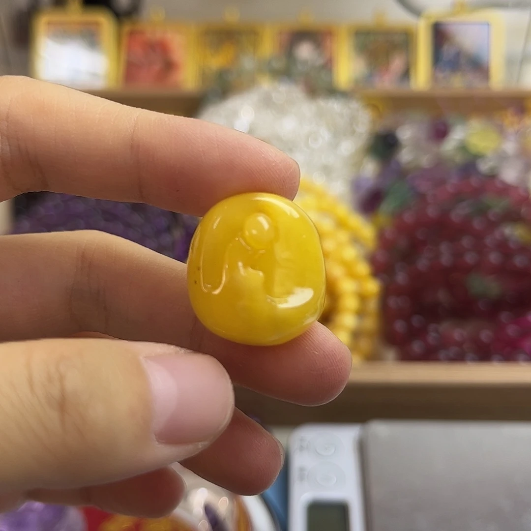 琥珀未镶嵌颈饰矿坑