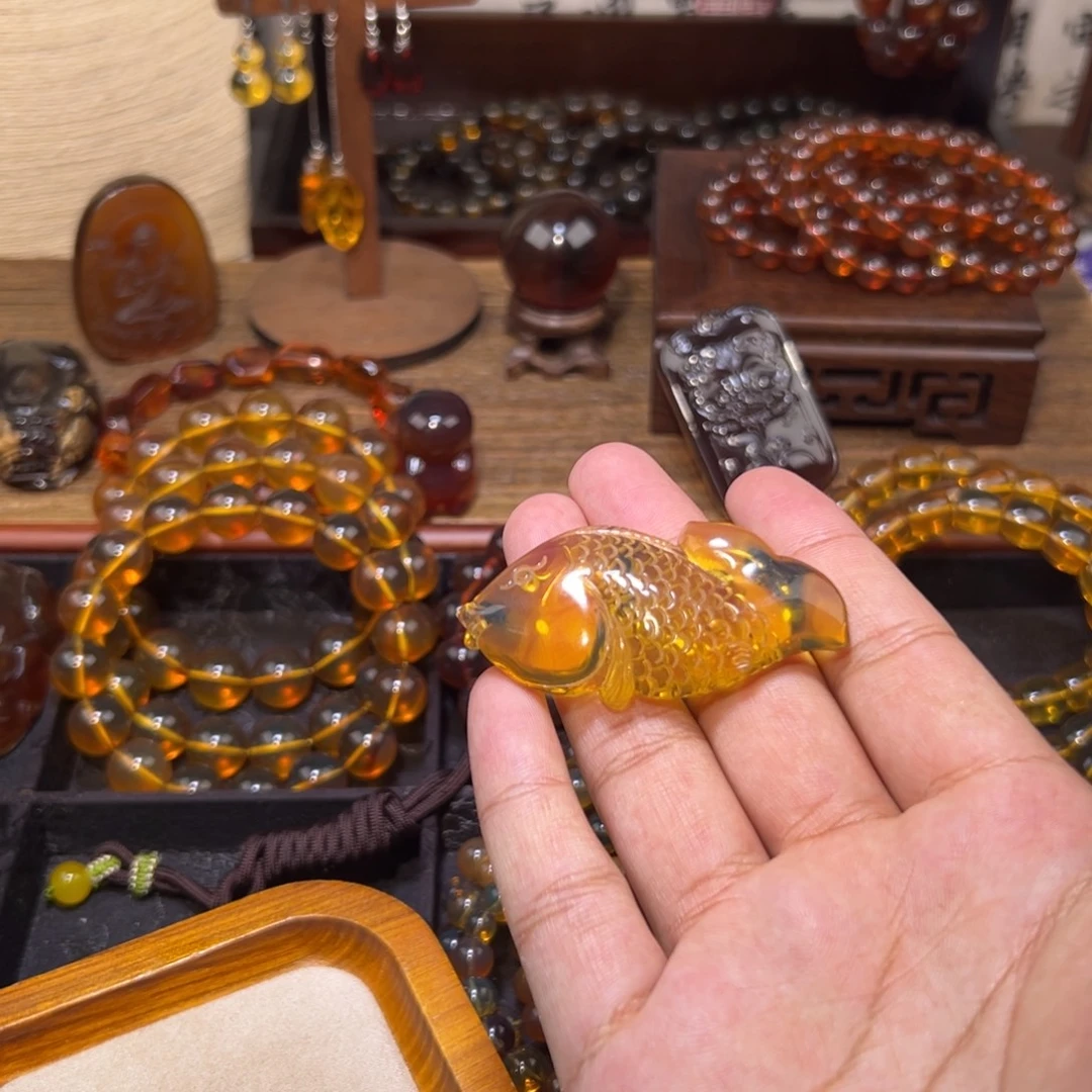 琥珀未镶嵌颈饰鲤鱼