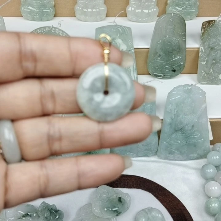 翡翠颈饰合金天然翡翠或平安扣。