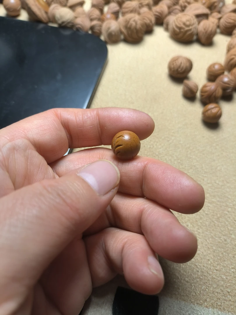 秦岭龙纹桃核光珠，1.2尺一颗