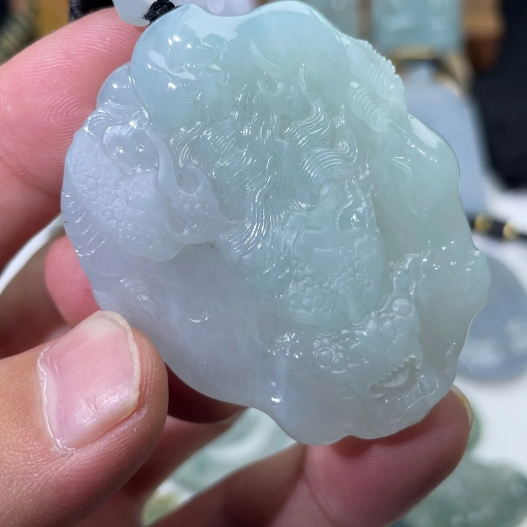 翡翠未镶嵌颈饰龙牌