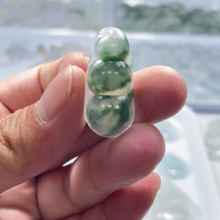 翡翠未镶嵌颈饰豆子