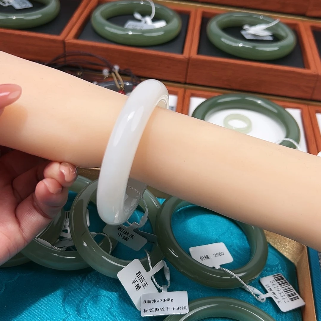 和田玉手镯未镶嵌