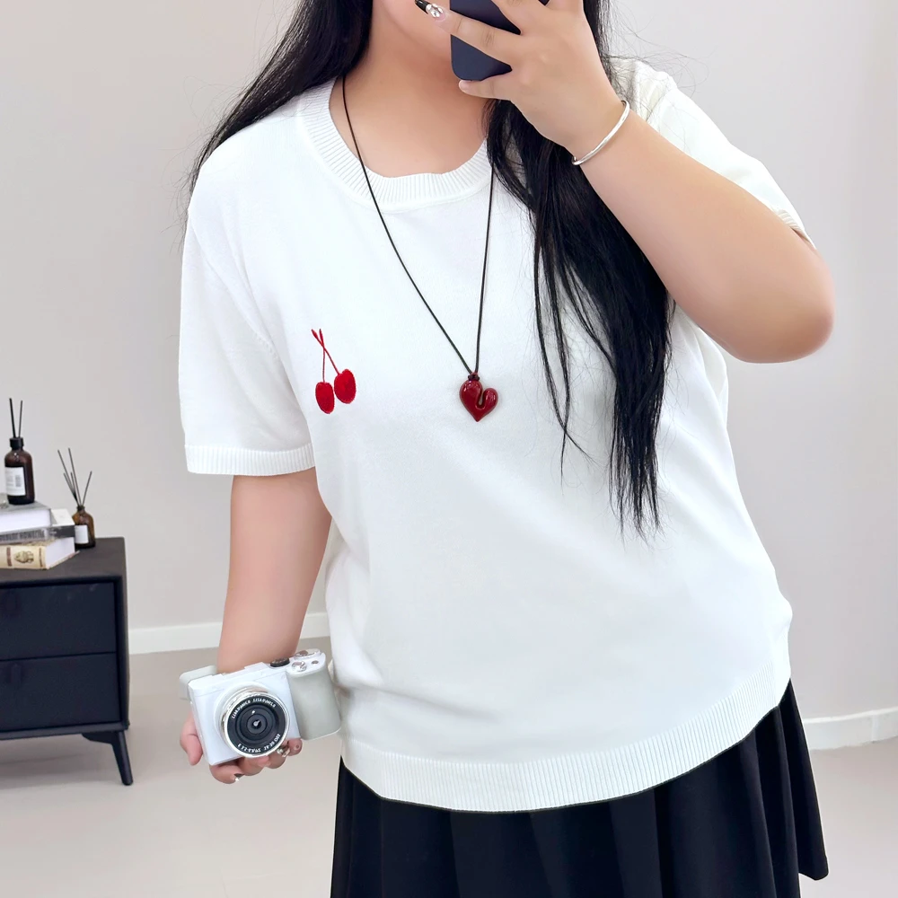 【岩心】大码女装300斤胖MM休闲减龄圆领百搭樱桃刺绣针织T恤8160