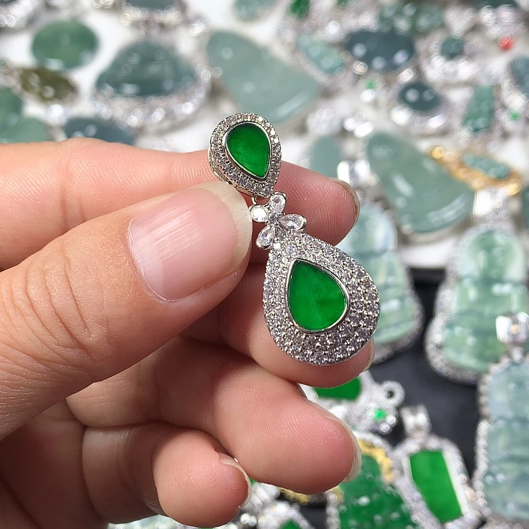 翡翠未镶嵌颈饰水滴