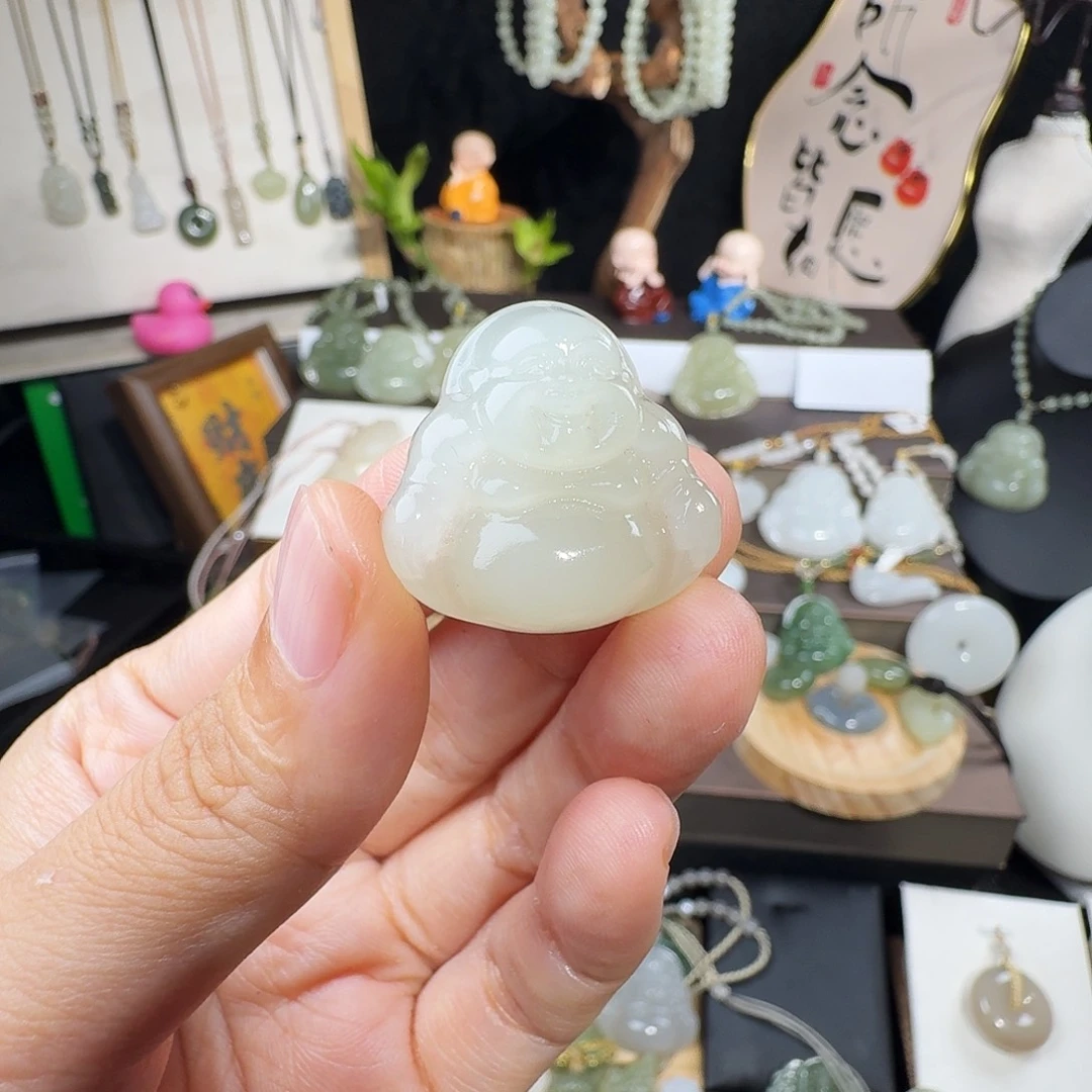 董***姐颈饰未镶嵌和田玉