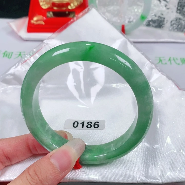 翡翠手镯未镶嵌   编号0186 正圈60