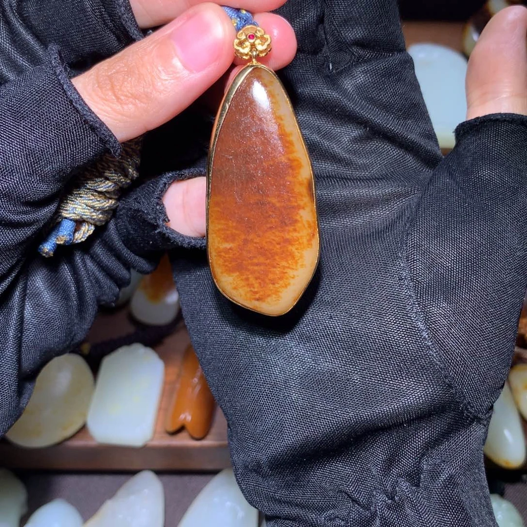 小***刚颈饰18K金镶嵌和田玉