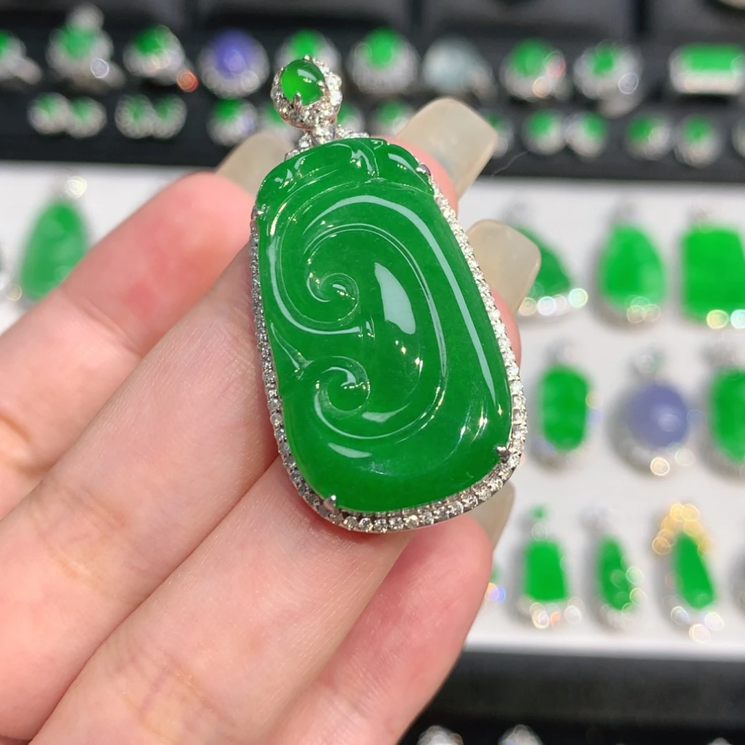 翡翠18K金镶嵌颈饰