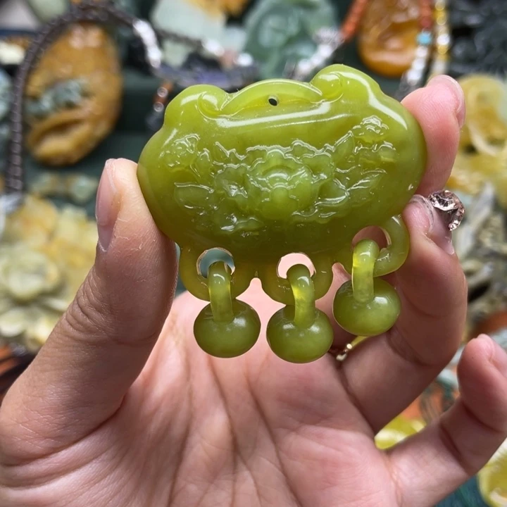 蛇纹石玉未镶嵌吊坠