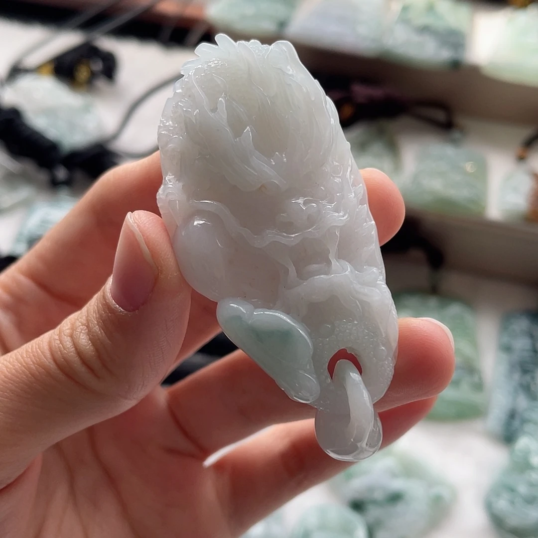 翡翠未镶嵌颈饰龙