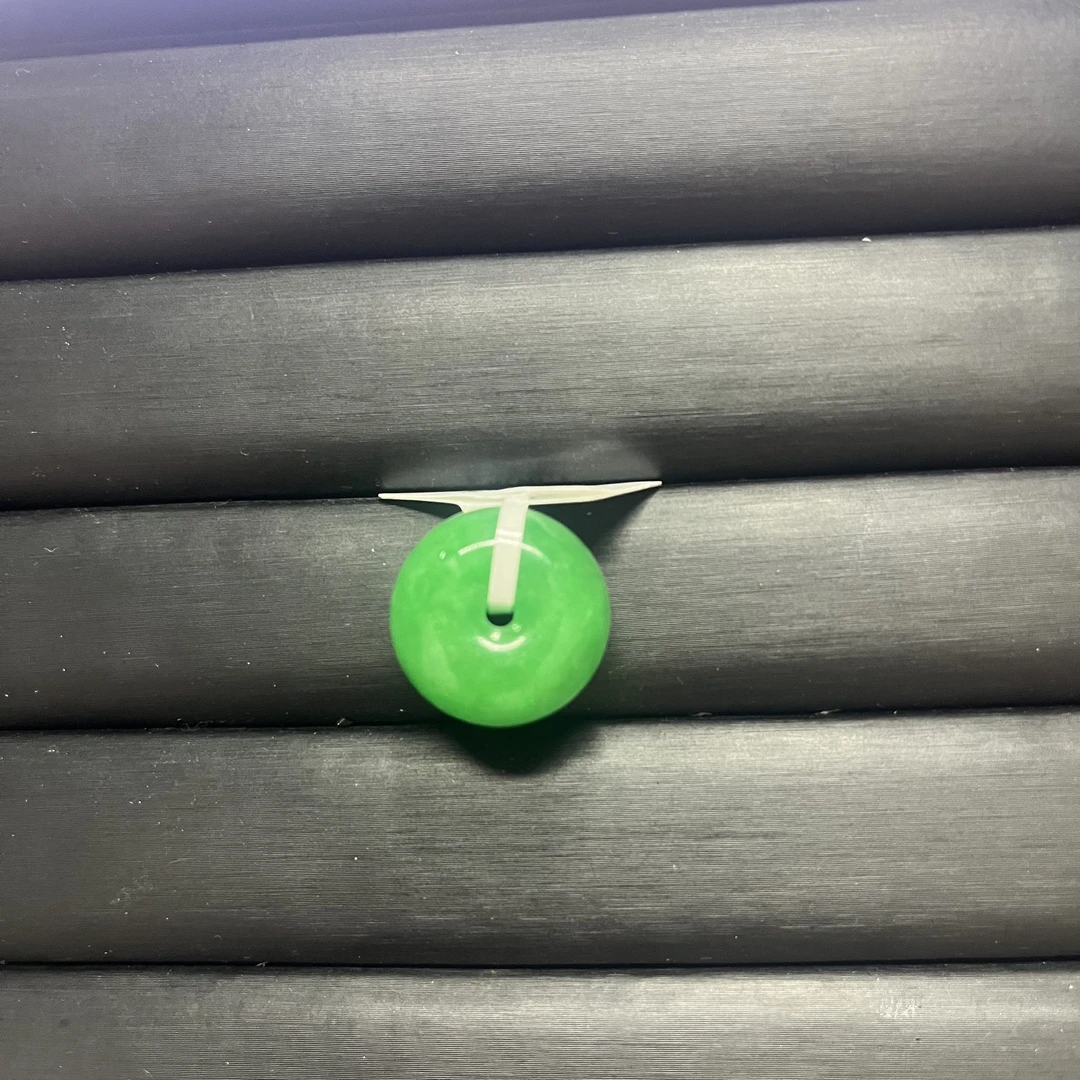 绿翠色圆形玉石吊坠