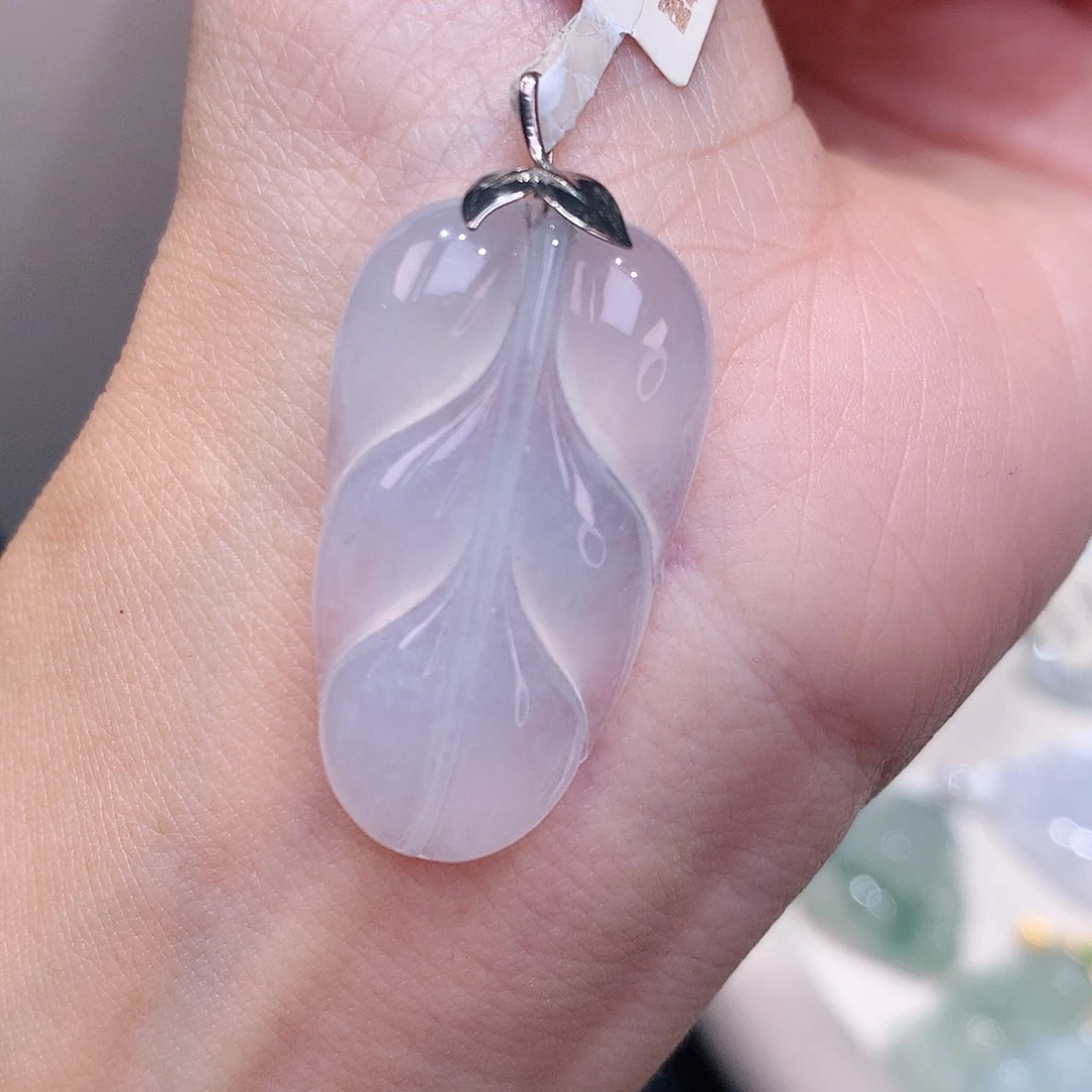 颈饰18K金镶嵌翡翠茅台白叶子