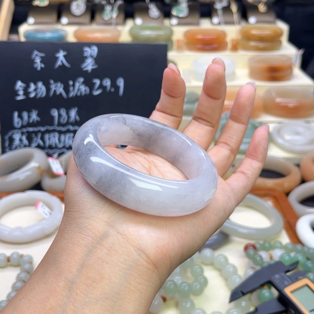 乐***寰未镶嵌手镯石英岩玉