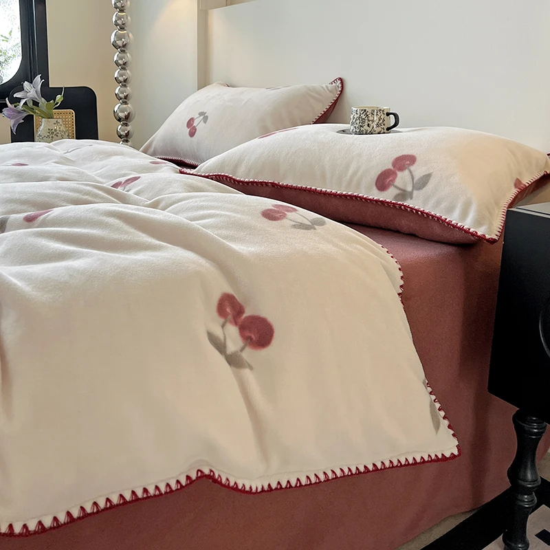 秋冬季田园樱桃酒红印花贝壳边加厚牛奶绒床上四件套被套床单床笠