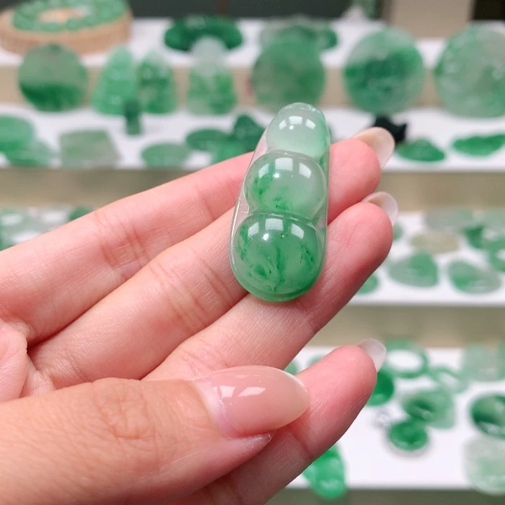 颈饰未镶嵌石英质玉