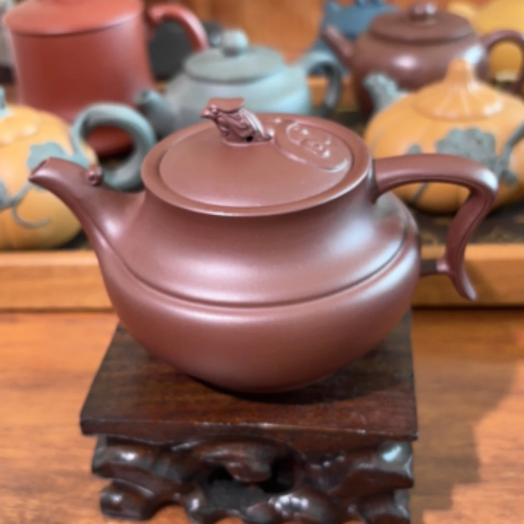 工艺美术师紫砂紫泥雀壶，孔雀代表财富与地位的象征