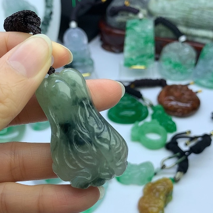 翡翠未镶嵌吊坠(赠链)