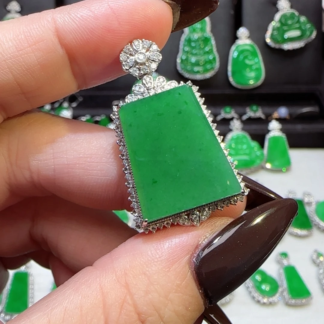 翡翠18K金镶嵌颈饰无事牌