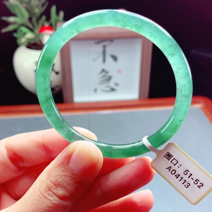未镶嵌手镯翡翠圆镯
