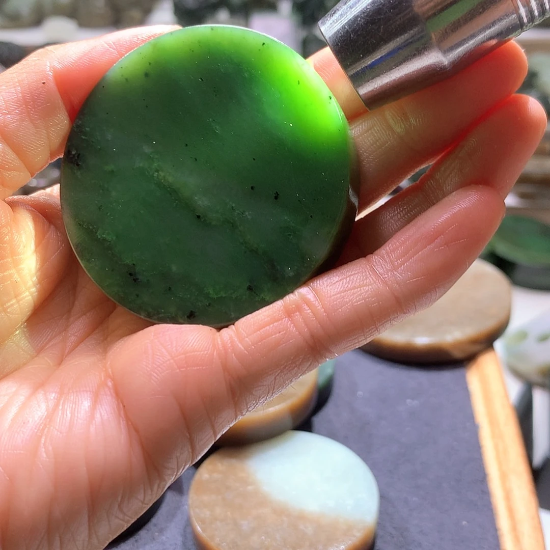 林***露和田玉未镶嵌颈饰