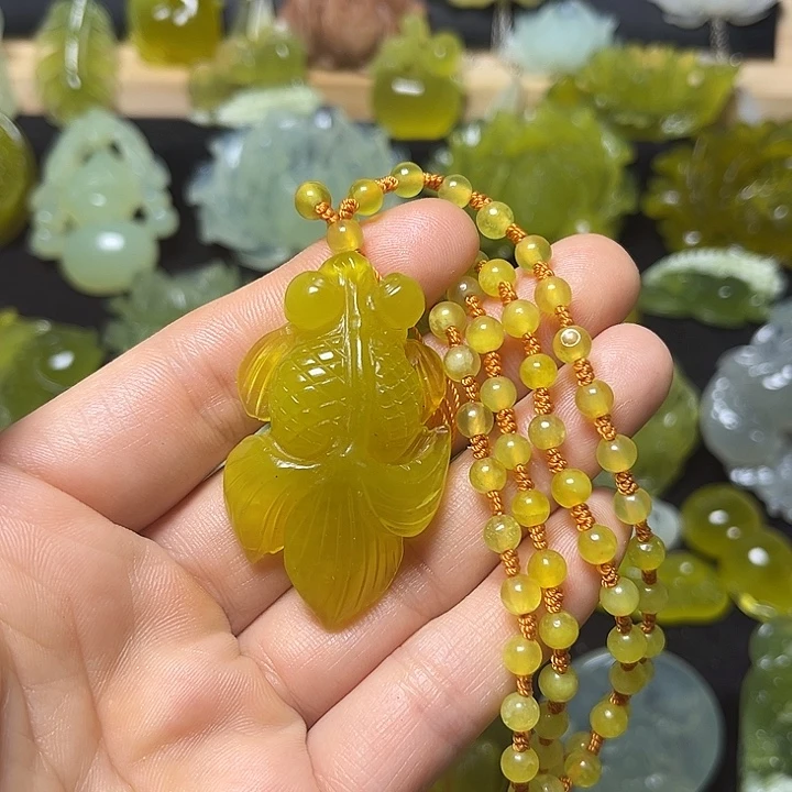 蛇纹石玉未镶嵌颈饰