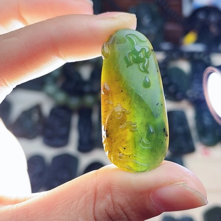 蛇纹石玉未镶嵌挂件泰山玉连年有余