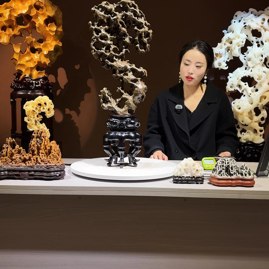 王*休太湖石摆件，高，74。 宽，28