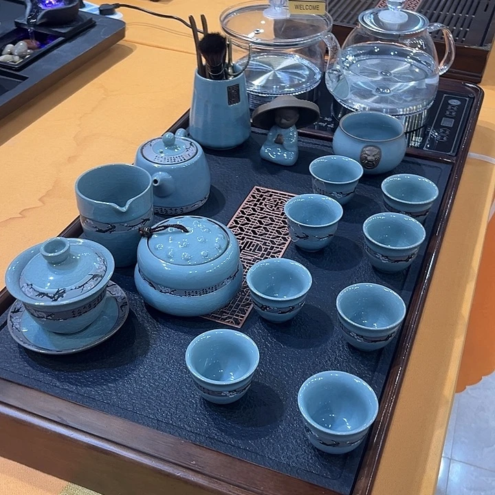 茶盘和大块一起在外面散步