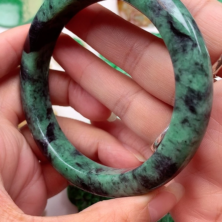 翡翠手镯未镶嵌翡翠