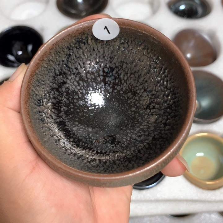 欢***人茶盏花花绿绿的世界1