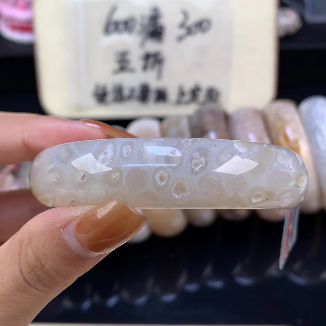 硅化珊瑚（珊瑚玉）未镶嵌颈饰精美手镯五折61.3口（41号）