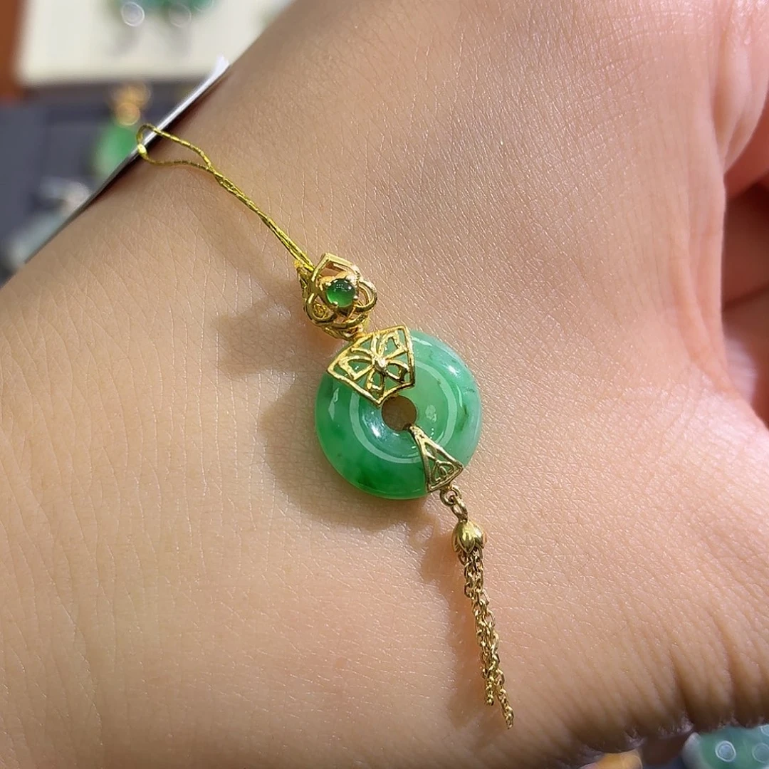 翡翠18K金镶嵌颈饰