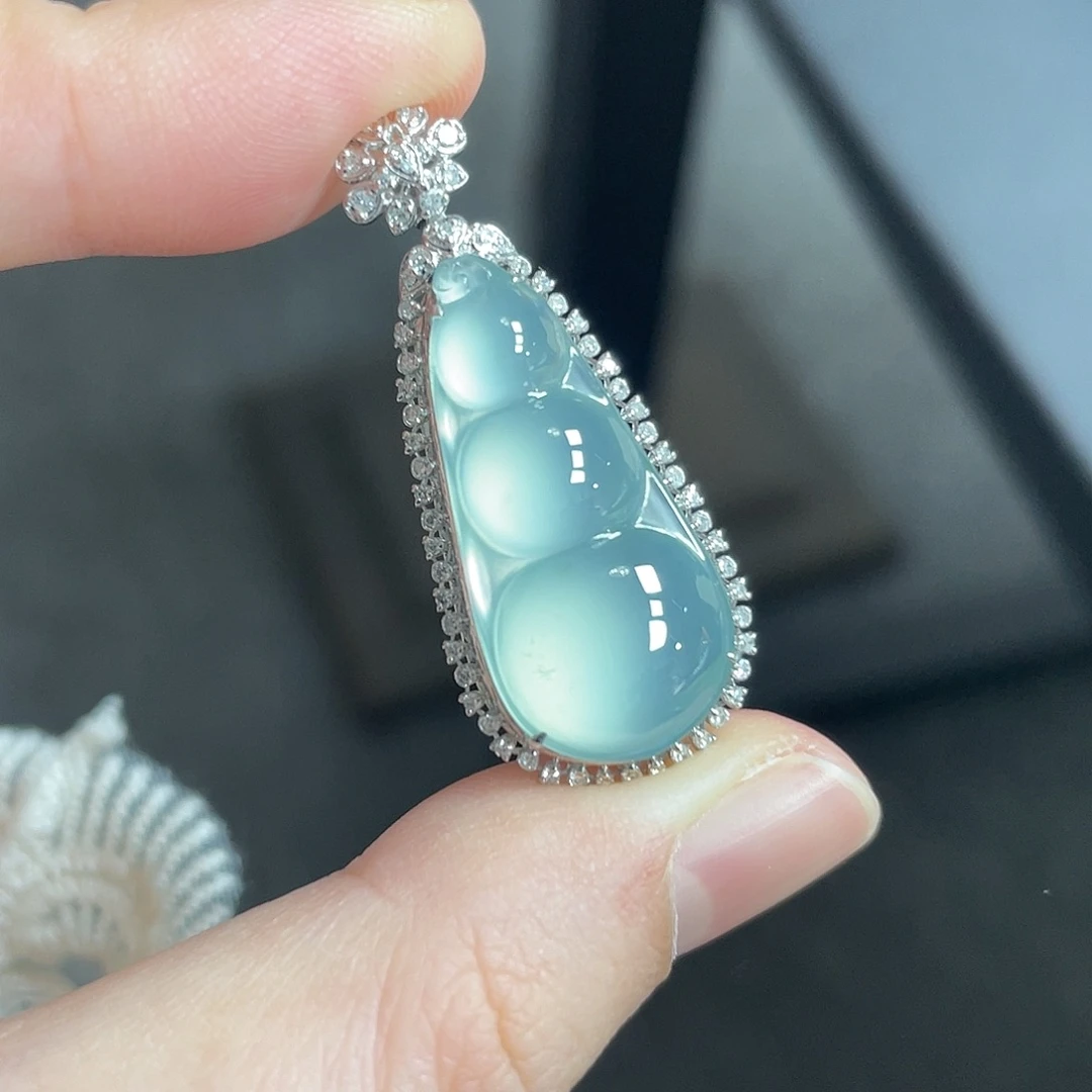 翡翠18K金镶嵌颈饰冰蓝豆