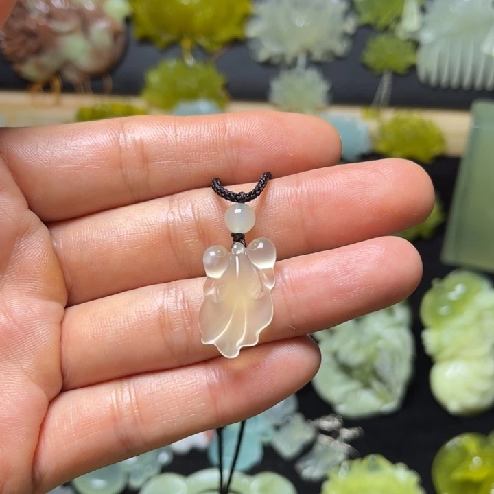 蛇纹石玉未镶嵌颈饰