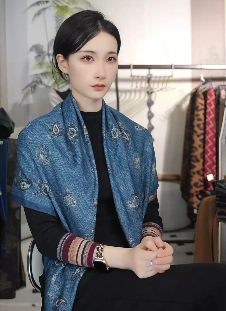 1-991 【蓝腰果】新款丝毛105*105尺寸手工卷边方巾