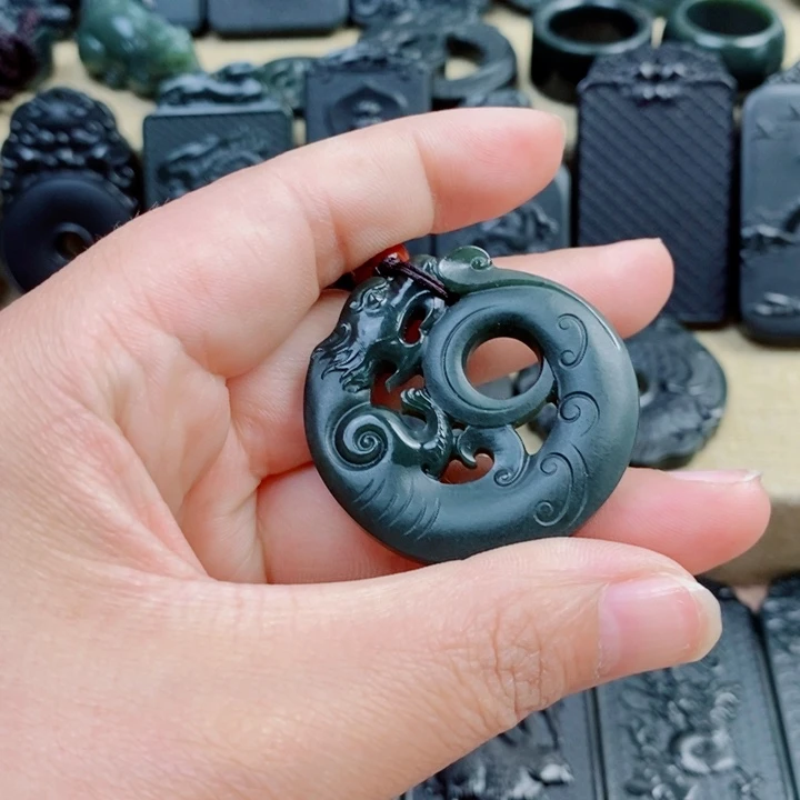 和田玉（青玉）未镶嵌颈饰双面雕刻