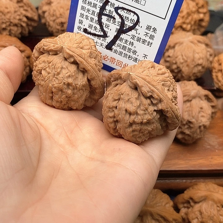 T***r桃核吊坠白狮子头42