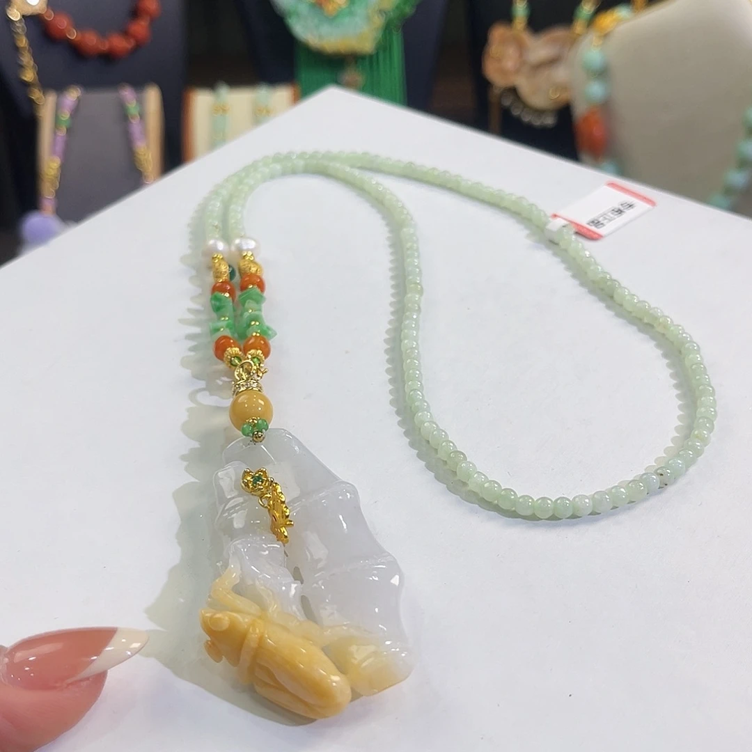 翡翠未镶嵌颈饰一鸣惊人