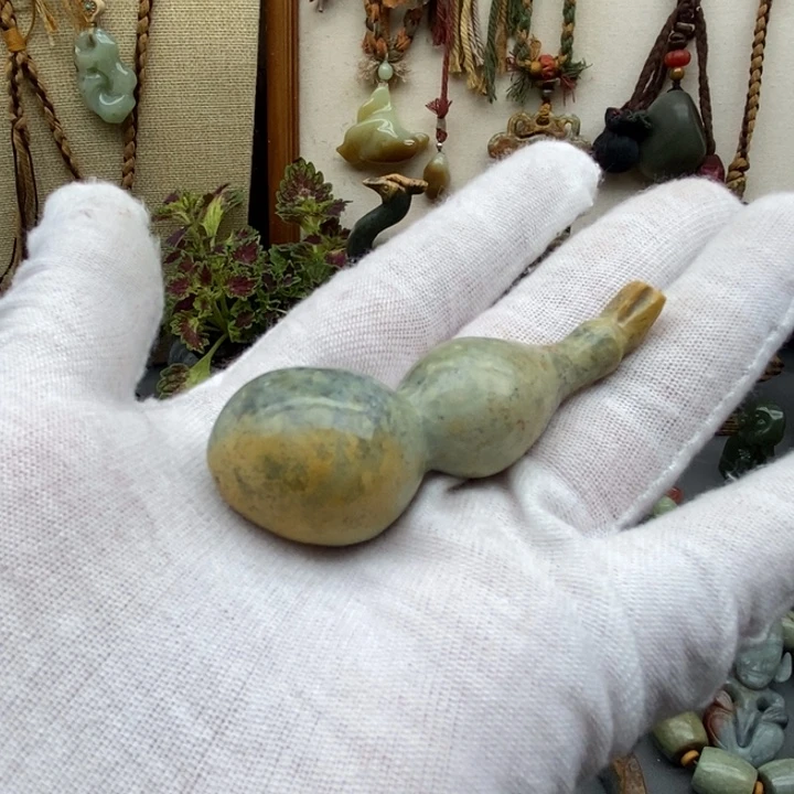 岫岩河磨玉（透闪石质玉）挂件未镶嵌一**尘