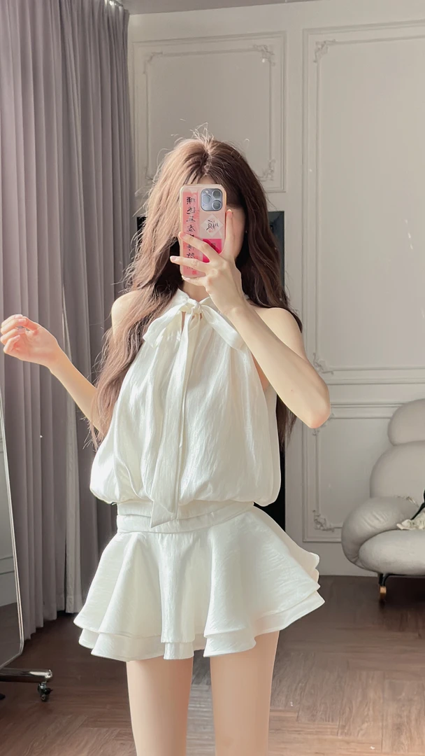 小小仟 白色蝴蝶结挂脖缎面无袖挂脖蛋糕连衣裙