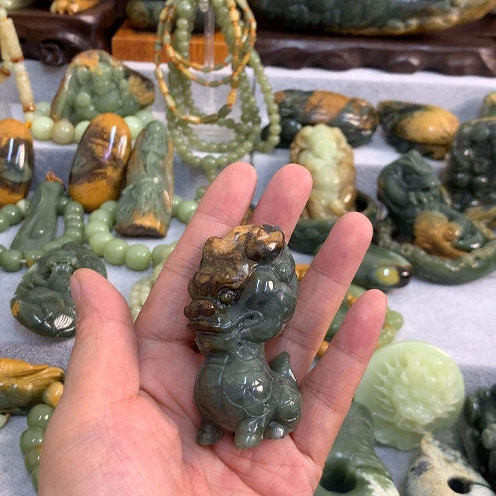 雨***约未镶嵌岫岩河磨玉（透闪石质玉）把件